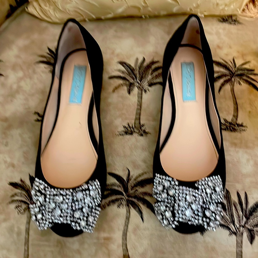 EUC Betsy Johnson black satin shoe with rhinestones Size 5.5